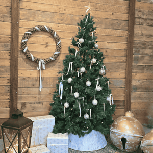 Elegant Christmas Tree styling – Étoile de Lune Christmas Tree Skirt with presents