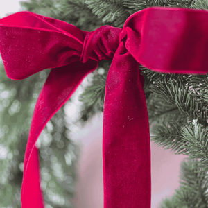 Close-up of plush velvet ribbon on pine wreath – Noël de Maison collection