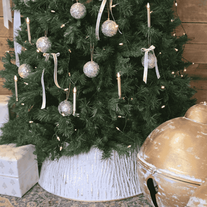 Close-up of embossed gold detail on metal Christmas tree skirt – Malmaison Noël décor