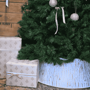 Close-up of embossed gold detail on metal Christmas tree skirt – Malmaison Noël décor