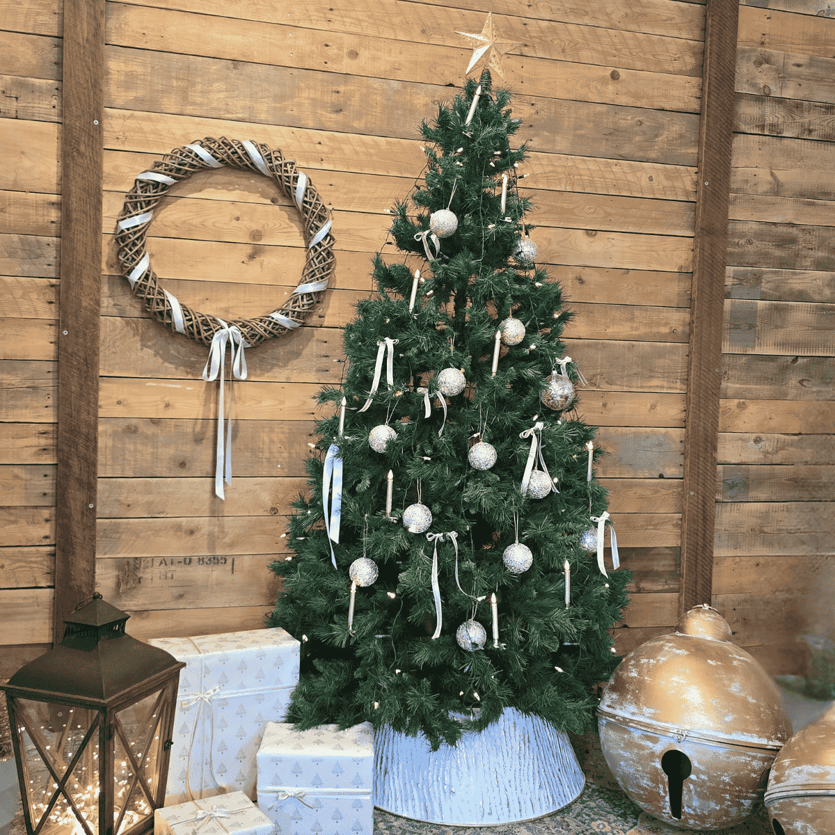 Elegant Christmas Tree styling – Étoile de Lune Christmas Tree Skirt with presents