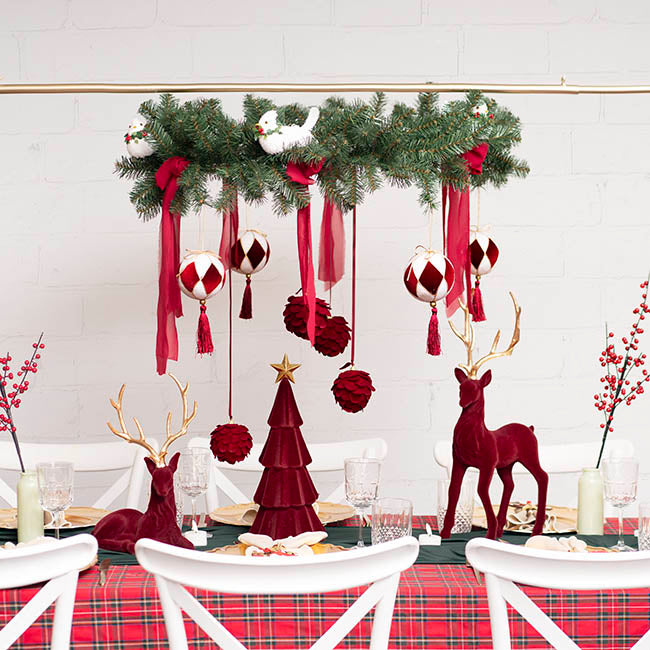 Arc de Noël Gold Table Arch styled with Christmas garland and baubles