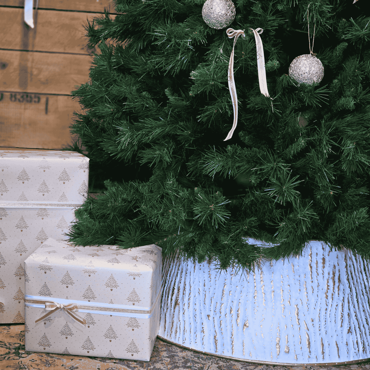 Close-up of embossed gold detail on metal Christmas tree skirt – Malmaison Noël décor