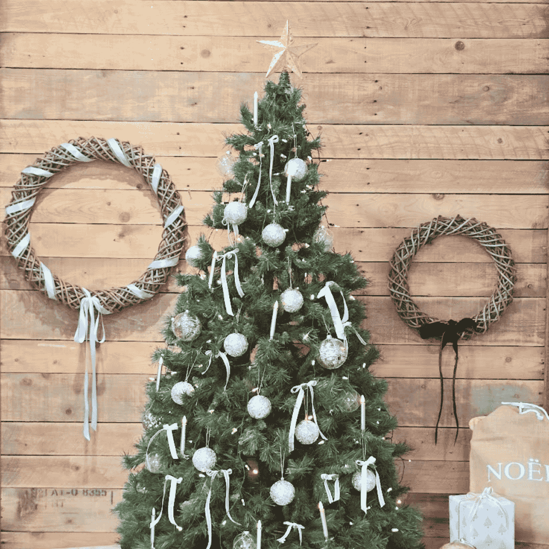 Kubo Large and Small Provence Wreath with decorated Christmas tree