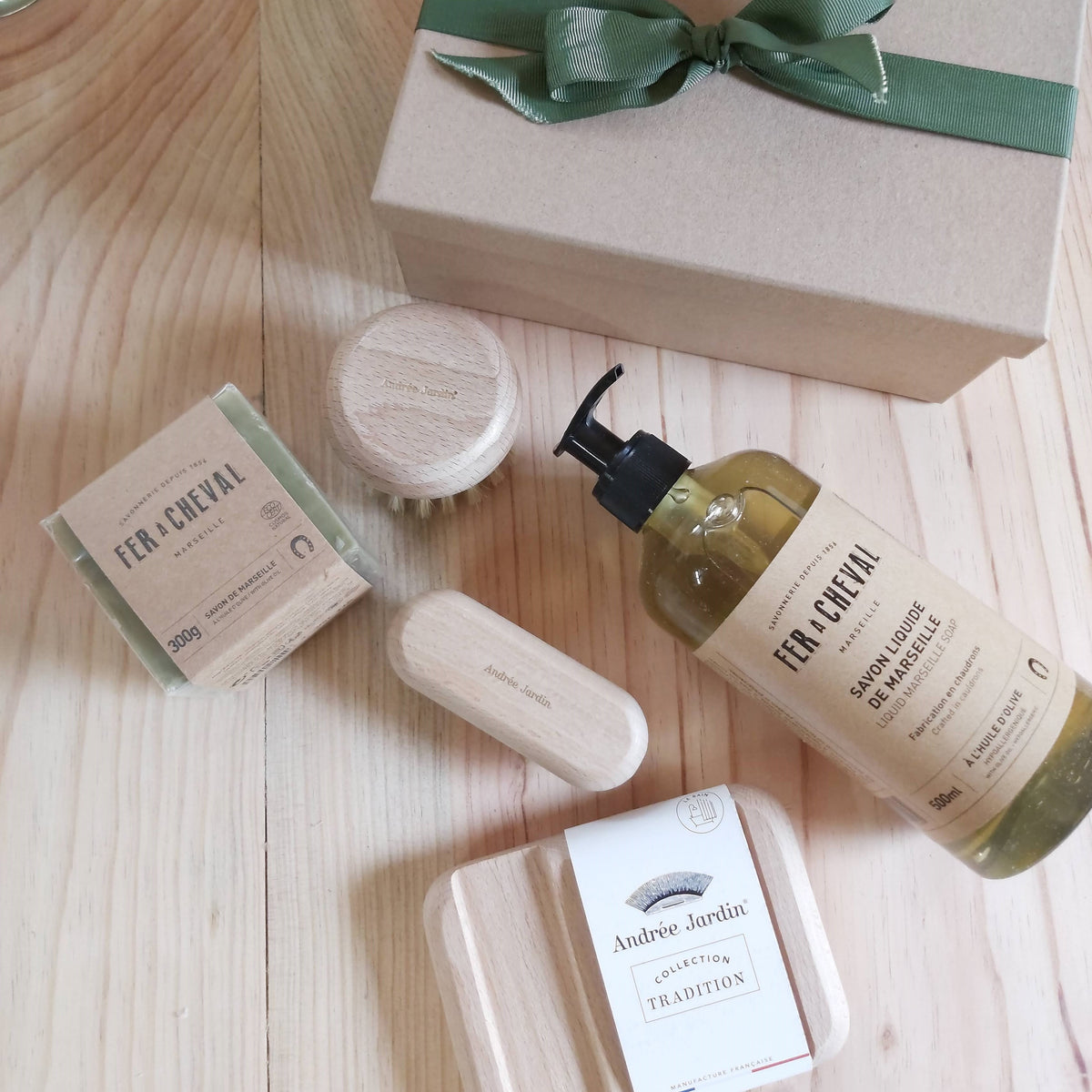 Andrée Jardin et Fer à Cheval - Deluxe Bathroom (Beechwood & Soap) Pack