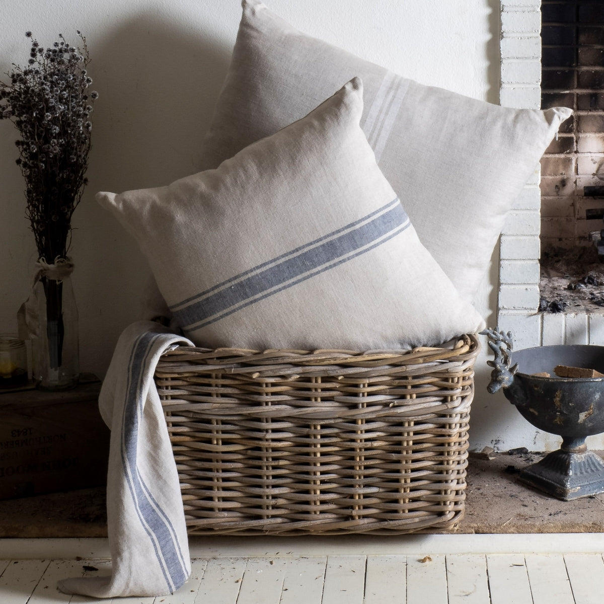 Henriette French Linen Cushion – Navy / Marine